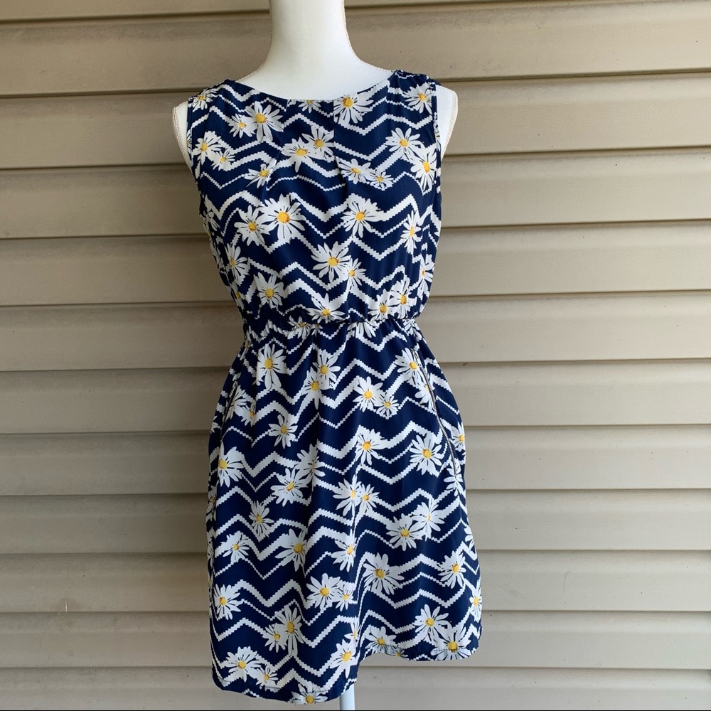•Feathers• Daisy Print Navy Blue Dress - Size Med. - Picture 1 of 8